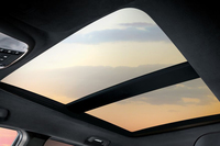 「グランドチェロキー スターリングエディション」のデュアルペインパノラミックサンルーフ。