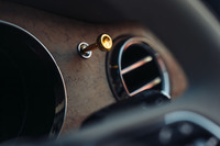 ベントレーが英国の高級宝飾ブランド「ブードルズ」とのコラボ仕様を全モデルに設定の画像