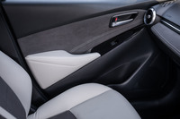 人工皮革「グランリュクス」が使用された「ホワイトコンフォート」のインテリア。グランリュクスの部分にはシルクベージュのステッチが施されている。