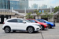 ボディーカラーは（写真手前から）「プラチナホワイト・パール」「プレミアムクリスタルレッド・メタリック」「プレミアムクリスタルブルー・メタリック」のほか、写真にない「クリスタルブラック・パール」を加えた4色が選べる。