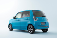 ガソリンエンジン車「N-ONE」のデザインをベースに、BEVならではのクリーンさを加えたという「N-ONE e：」のエクステリアは、前後が同モデル専用のデザイン。リアゲートは丸みを帯び、ナンバープレートの設置スペースがリアゲート下部に移された。