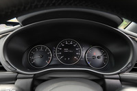 メーターはクラシックな3眼式で、中央に配されたデジタル式の速度計が、マルチインフォメーションディスプレイの機能も担っている。