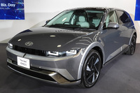 2024年11月に日本でお披露目された、改良型「アイオニック5」。中身の性能向上に加え、エクステリアデザインもバンパーまわりが微妙に変更された。