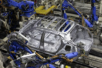 集められた部材がロボットによって組み立てられていく様子。「シビック」では溶接の箇所や溶接の仕方、構造用接着剤の使用箇所などは全車共通で、「タイプR」だからといって特段変わった部分はない。