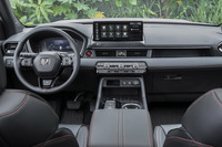 「ホンダ・パスポート トレイルスポーツ エリート」（北米仕様車）のインストゥルメントパネル。