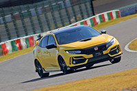 コーナーの立ち上がりではヘリカルLSDやAHA（アジャイルハンドリングアシスト）といった走行デバイスが効果を発揮。ステアリングを通じてタイヤの接地状況が正確に伝わってくる。