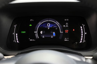 メーターパネルはグレードによって異なり、「Z」系のグレードはオプティトロンメーターと7.0インチインフォメーションディスプレイの組み合わせ、他のグレードは2眼の機械式メーターと4.2インチインフォメーションディスプレイの組み合わせとなる。