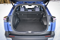 荷室の容量は633リッターで、「ソルテラ」の452リッターはもちろん、「アウトバック」の561リッターもしのぐ。