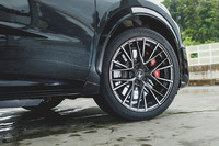 タイヤサイズは235/45の19インチで、コンチネンタルの旗艦タイヤ「スポーツコンタクト7」を履く。鍛造アルミホイールは専用デザインだ。