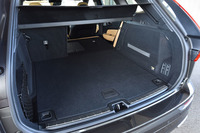 「XC60 T5 AWDインスクリプション」の荷室。オプションのエアサスペンション装着車は、右側面にある電動スイッチを使って、荷物の積み下ろしが容易になるよう車高を下げることができる。
	 