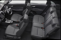 新型「フィット」の室内を斜め上から見たイメージ。画像からは、リアの居住空間は「ヤリス」よりもだいぶ広いように感じられる。