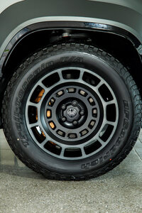 「ディフェンダー・オクタ」でひとつ悩ましいのがタイヤ選び。22インチのオールシーズンタイヤを選ぶと最高速は250km/hまで高まるが、20インチのオフロードタイヤ（写真）を選べば、さらに高い悪路走破性が得られる。