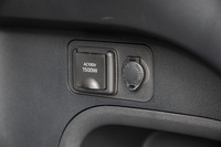ラゲッジスペースに備わる最大1500Wのアクセサリーコンセント。