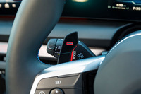 M系モデル専用のシフトパドルには操舵中でも左右が識別可能なラバーが裏側に貼られる。左パドルはブースト機能（10秒間）のトリガーも兼ねている。