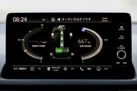 センターディスプレイのエネルギーフロー表示も「e：HEV」専用だ。