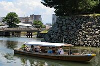 松江城のお堀を進む堀川遊覧船。ホンダの手になる電動推進機のプロトタイプが搭載されている。