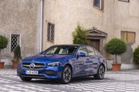 1982年登場の「190クラス」を祖とする「メルセデス・ベンツCクラス」。新型は「Cクラス」を名乗ってからは第5世代にあたる。