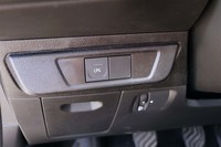 ステアリングポスト左側の下部にあるLPG／ガソリンの切り替えスイッチ。LPGモードを選択するとLEDが点灯する。