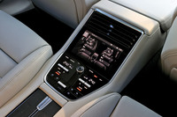 リアシートのセンターコンソールには、マッサージ機能や4ゾーンエアコンのコントローラーが備わる。