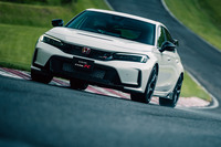 新型「ホンダ・シビック タイプR」の中古車はたくさん見つかるが、ほぼすべてが転売狙いの登録済み未使用車。ただし、新車価格から70万～100万円アップくらいなら、新車を待てない人にはありがたいかもしれない。