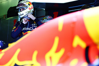 チャンピオンに悪夢再び。レッドブルのフェルスタッペン（写真）は、初日からマシンのセッティングが決まらず、予選でルクレールのフェラーリに0.286秒ものギャップを築かれ2位。レースでも2位をキープするも、フェラーリを脅かすまでは至らなかった。58周レースの39周目、マシンの異常を感じ取った後にピットからの指示でストップ、3戦して2回目のリタイアを喫した。いまのレッドブルにとって、マシンの信頼性の確保が急務であることは言うまでもない。（Photo=Getty Images / Red Bull Content Pool）