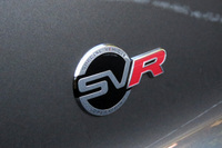リアバンパーに装着された「SVR」のバッジ。