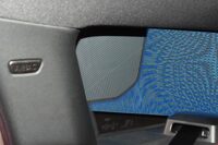 車内から見るとご覧のとおり、窓の一部をただ灰色の板がつぶしているだけなのだ。昔のMINIなら、意地でも小物入れなどを設けていたと思うのだが……。