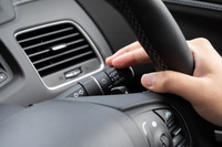 もちろん、日産やトヨタのシステムのように、ドライバーの指示によって車線変更を行う「車線変更支援機能」も搭載。ウインカーを2秒ほど“半押し”するとシステムが指示を受理し、周囲の安全を確認して自動で車線変更を行う。