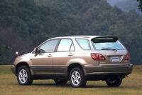 1997年にデビューした「トヨタ・ハリアー」。発表時には、高級乗用車の基本性能とSUVの機動性や機能性を併せ持つ、新ジャンルの「スポーツユーティリティーサルーン」と紹介されていた。