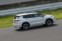 予防安全・運転支援システムの強化も図られており、新たにブレーキ制御を用いた車線逸脱予防機能や、後側方衝突防止支援機能、前進・後退の両方に対応した踏み間違い衝突防止アシスト機能などが追加された。