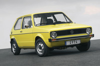 1974年に登場した初代「フォルクスワーゲン・ゴルフ」。今回は希代の名車の誕生50周年にあやかり、10年周期で自動車の歴史を振り返る。