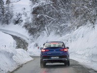 サスペンション形式はフロントがダブルウイッシュボーン式でリアがマルチリンク式。「Eアクティブボディーコントロール」のほかに、一般的なエアサス仕様とコイルサス仕様もラインナップされている。