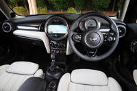 「クーパーD 5ドア」のインストゥルメントパネルまわり。今回のマイナーチェンジでは、携帯端末との連係機能の強化や、テレマティクスサービスの設定拡大など、コネクティッド関連の装備、機能の拡充もトピックとなっている。