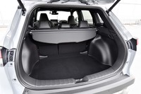 荷室の容量は5人乗車時で487リッター。幅は最も狭い前方部分で947mm、手前の広い部分で1369mmとなっている。