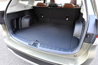 後席乗車時の荷室容量は509リッター。開口幅は最大1300mm、荷室高は884mm確保されている。バックドアの電動開閉機構はオプション扱いとなる。