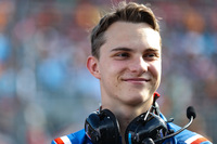 来季の所属はマクラーレンか、アルピーヌか──2021年のF2チャンピオンでありアルピーヌのリザーブドライバーだったオスカー・ピアストリ（写真）の契約をめぐるF1契約承認委員会が開かれ、マクラーレンとの契約を有効とする結論が出された。これにより21歳のオーストラリア人は、2023年から2年間、ランド・ノリスとペアを組みマクラーレンをドライブすることになった。同委員会では、ピアストリとマクラーレンが7月4日付で契約を取り交わしたことが認められており、つまりマクラーレンがダニエル・リカルドの放出を発表した8月下旬、そしてアルピーヌがフェルナンド・アロンソ離脱を受けてピアストリの昇格をアナウンスした8月上旬よりも前だったことが明らかになっている。F1キャリアが騒動で始まることになってしまったピアストリは、アルピーヌでGPデビューを飾る可能性が直近にないだろうと判断したこと、アルピーヌへの不信感があったことなどが移籍を決断した理由であると語った。アルピーヌは来季のエステバン・オコンのチームメイトとして、アルファタウリからピエール・ガスリーを引き抜くことを画策しているとされ、アルファタウリはその後釜として米インディカーに参戦するコルトン・ハータを考えているといわれている。（Photo=Alpine F1）
	 