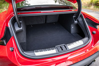 リアの独立したラゲッジスペースの容量は407リッター。キーを持っていればバンパー下に足をかざすだけでトランクリッドが開く、オートマチックテールゲートが標準で装備されている。