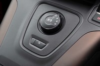 シフトセレクターもダイヤル式。その下にあるのはマニュアル変速モードのスイッチ。