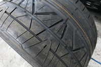 サイドウォールと比べて、超未来的なデザインのトレッドパターン。最近はパターンを見ると「このミゾは左右に水をかき出すため」とか「ブロックのサイズが不均一なのは静音のため」とか、なんとなく機能の察しがつくのだが、このタイヤの場合はなにがなんだか本当にサッパリである（笑）。