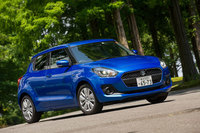 「スイフト」ではアクセルを抜くと、他のハイブリッド車と同じようにブレーキエネルギー回生機構が作動。発電しつつ、エンジンブレーキと連動して車両を減速させる。なお、複雑な機械式ブレーキとの協調制御などはなく、ドライバーがブレーキを踏むと、その分の制動力が単純に“上乗せ”される。