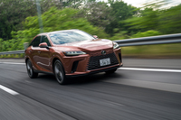 ダッシュインナーサイレンサーの目付量アップなどによって室内の静粛性が大幅に向上。撮影中に締め切った運転席に居たところ、窓越しにすぐ隣に居るスタッフとカメラマンとの会話がまるで聞き取れなかった。