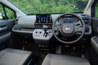 インテリアカラーは「クロスター」専用のブラック×カーキ。助手席前方のトレーの上にはアッパーボックスが備わっている。