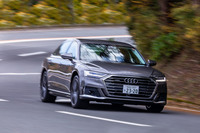 「プレディクティブアクティブサスペンション」が作動中のコーナリングフォーム。アウト側のサスペンションが伸びていることがわかる。