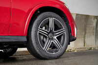 タイヤはフロントが255/45、リアが285/40の20インチ。星型スポークのホイールがスタイリッシュだ。