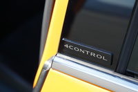 Bピラーに貼られた「4CONTROL」のバッジ。こうした装備のありがたみを享受できるのは、やはりクローズドコースでこそだろう。