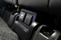 後席の足元には、給電用のソケットが備わる。