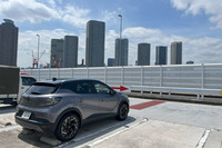 パリの中心部を取り囲むように配置されたペリフェリックと呼ばれる自動車専用の環状線……には行けないので、パリの姉妹都市・東京の首都高をドライブすることに。カーマニアの訪日外国人でにぎわう夜とは異なり、昼の辰巳PAは、休憩に訪れる配送業者の車両が多く見受けられた。