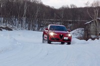 アルミ製のドアパネルやカーボン製のドライブシャフトを採用し軽量化が図られた「ステルヴィオ」。50：50の前後重量配分を実現している。