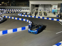 オコン選手のドライブでカートコースを疾走する「アルピーヌA110 Rチュリニ」。周回を重ねるたびにタイムアップを果たし、曲がりくねった幅の狭いコースでスキール音を響かせ、好タイムをマークした。