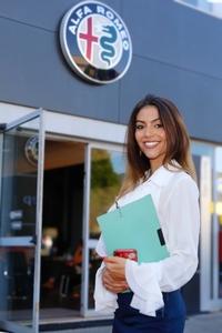 夕方、招待客を出迎えるコンパニオン。